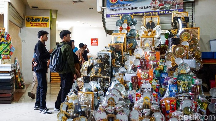 Jelang Lebaran, Pedagang Parsel Cikini Kebanjiran Pesanan Suasana pusat parsel di kawasan Cikini tampak ramai dipadati pembeli menjelang Hari Raya Idulfitri, Sabtu (14/3/2026). Tradisi berkirim parsel kepada kerabat dan relasi membuat kawasan ini kembali bergeliat saat Ramadan.