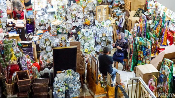 Jelang Lebaran, Pedagang Parsel Cikini Kebanjiran Pesanan Suasana pusat parsel di kawasan Cikini tampak ramai dipadati pembeli menjelang Hari Raya Idulfitri, Sabtu (14/3/2026). Tradisi berkirim parsel kepada kerabat dan relasi membuat kawasan ini kembali bergeliat saat Ramadan.