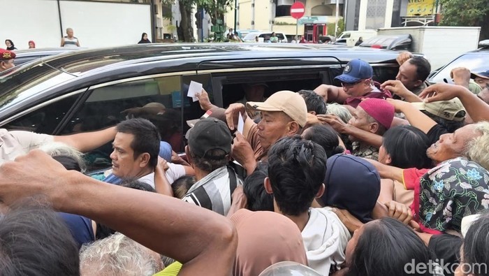 Jokowi bagi-bagi THR dan sembako di Pasar Legi Solo, Sabtu (14/3/2026).