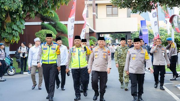 Kakorlantas Polri Irjen Agus S mendampingi Kapolri Jenderal Listyo Sigit dalam Safari Ramadan di Jatim. Irjen Agus mengajak masyarakat mudik tertib dan aman. (dok Polri)