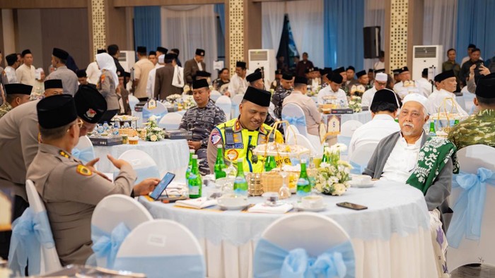 Kakorlantas Polri Irjen Agus S mendampingi Kapolri Jenderal Listyo Sigit dalam Safari Ramadan di Jatim. Irjen Agus mengajak masyarakat mudik tertib dan aman. (dok Polri)