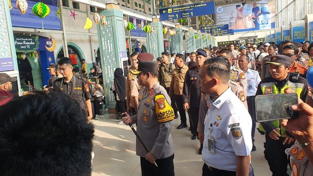 Kapolda Metro Jaya Irjen Asep Edi Suheri meninjau arus mudik Lebaran 2026 di Stasiun Pasar Senen dan Stasiun Gambir. Irjen Asep membagikan cokelat ke pemudik. (Mulia/detikcom)