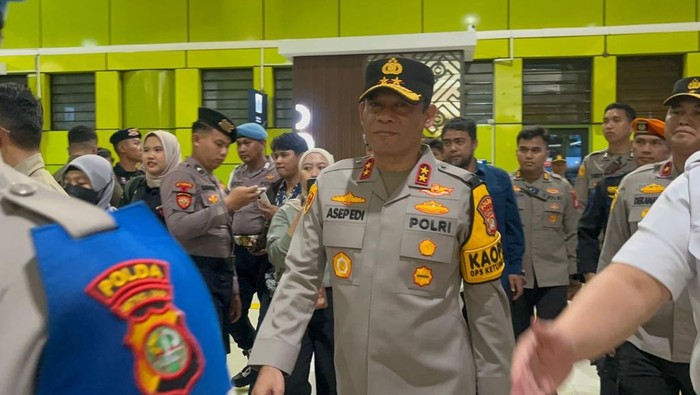 Kapolda Metro Jaya Irjen Asep Edi Suheri meninjau arus mudik Lebaran 2026 di Stasiun Pasar Senen dan Stasiun Gambir. Irjen Asep membagikan cokelat ke pemudik. (Mulia/detikcom)