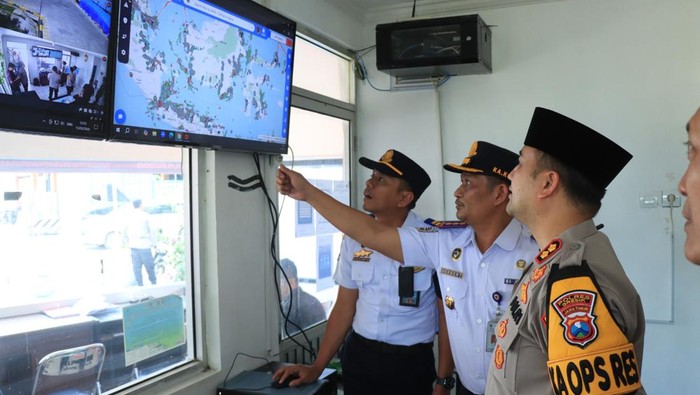 Kapolres Gresik memantau Pos pelayanan di Pelabuhan Gresik