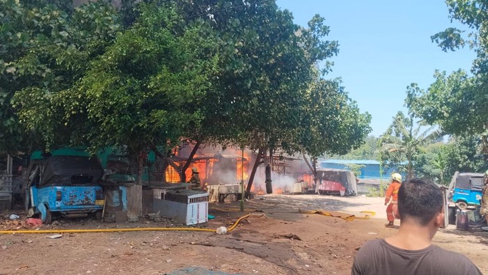 Kebakaran hebat melanda Bintaro, Jakarta Selatan, bersumber dari pabrik kerupuk. (dok.istimewa)