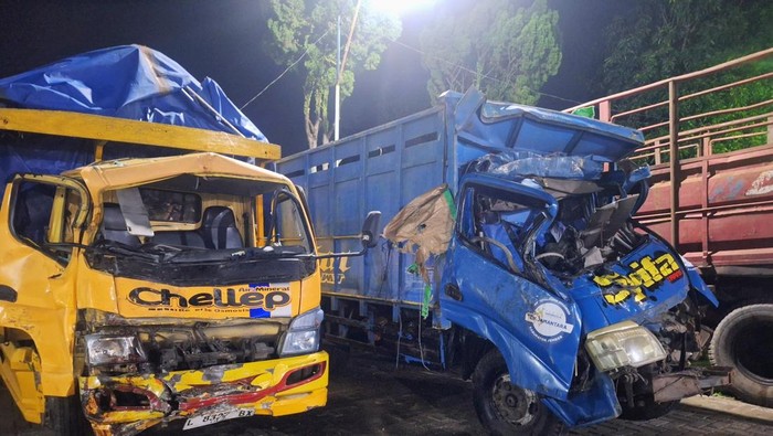 Truk yang terlibat kecelakaan adu banteng truk di Bondowoso