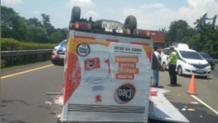 Tol Jagorawi Terparal, Mobil Boks Air Mineral Terbalik, Lalin Macet Total!