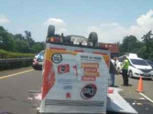 Mobil Boks Muatan Air Mineral Terbalik di Tol Jagorawi, Lalin Sempat Macet