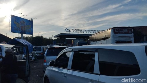 Kemacetan arus mudik Lebaran menuju Pelabuhan Gilimanuk, Jembrana, Bali, Sabtu (14/3/2026). (Gangsar Parikesit)