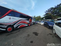 Mesin-mesin mobil dimatikan demi menghemat bahan bakar atau mencegah mobil mogok karena terlalu panas.