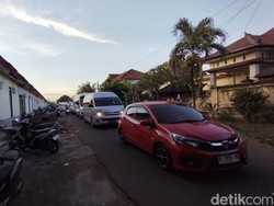 Setelah melalui Hutan Cekik, mobil dan motor diarahkan menggunakan jalur alternatif. Jalan permukiman dengan lebar sekitar dua meter itu berada di sisi Jalan Nasional Denpasar-Gilimanuk.