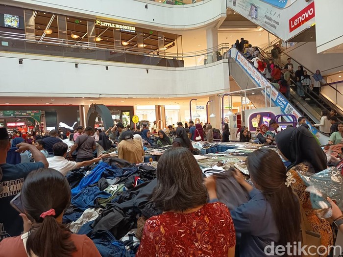 Pengunjung padati mal di Medan jelang Lebaran