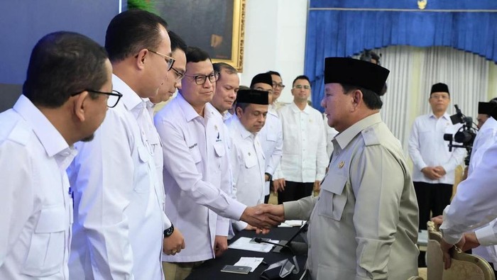 Kepala BPOM RI bersama Presiden Prabowo