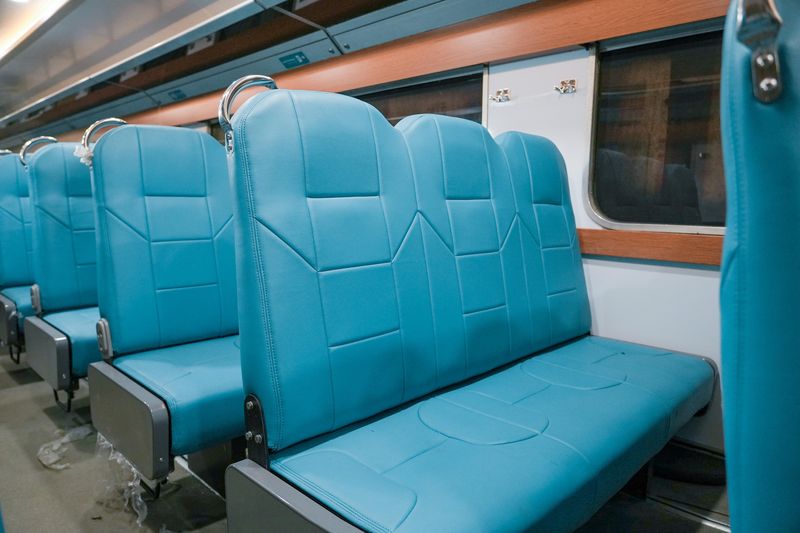 Kereta Ekonomi Kerakyatan adalah inovasi PT KAI, hasil modifikasi Balai Yasa Manggarai untuk Angkutan Lebaran 2026, yang menawarkan kenyamanan lebih baik dengan harga terjangkau. Kereta ini beroperasi untuk rute Pasar Senen - Lempuyangan (PP) dengan tarif sekitar Rp175 ribu, menampilkan kursi reversible (tidak mundur) dan desain interior modern. Kereta Ekonomi Kerakyatan adalah inovasi PT KAI, hasil modifikasi Balai Yasa Manggarai untuk Angkutan Lebaran 2026, yang menawarkan kenyamanan lebih baik dengan harga terjangkau. Kereta ini beroperasi untuk rute Pasar Senen - Lempuyangan (PP) dengan tarif sekitar Rp175 ribu, menampilkan kursi reversible (tidak mundur) dan desain interior modern.