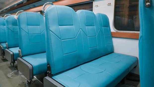 Kereta Ekonomi Kerakyatan adalah inovasi PT KAI, hasil modifikasi Balai Yasa Manggarai untuk Angkutan Lebaran 2026, yang menawarkan kenyamanan lebih baik dengan harga terjangkau. Kereta ini beroperasi untuk rute Pasar Senen - Lempuyangan (PP) dengan tarif sekitar Rp175 ribu, menampilkan kursi reversible (tidak mundur) dan desain interior modern.