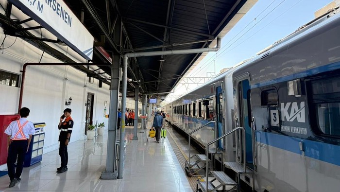 Kereta Ekonomi Kerakyatan adalah inovasi PT KAI, hasil modifikasi Balai Yasa Manggarai untuk Angkutan Lebaran 2026, yang menawarkan kenyamanan lebih baik dengan harga terjangkau. Kereta ini beroperasi untuk rute Pasar Senen - Lempuyangan (PP) dengan tarif sekitar Rp175 ribu, menampilkan kursi reversible (tidak mundur) dan desain interior modern.