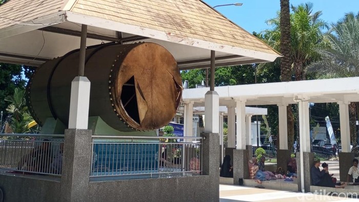 Kondisi bedug Masjid Agung Tasikmalaya yang robek.
