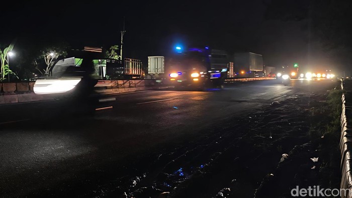 Kondisi jalan Pantura yang gelap akibat sebagian PJU yang mati, Jumat (13/3/2026) malam.
