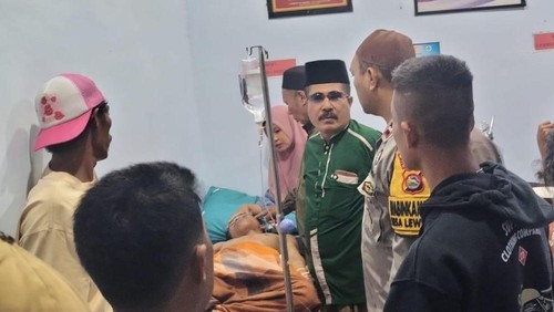 Korban ledakan motor modifikasi yang diduga dipakai balap liar dirawat di Puskesmas Soromandi, Sabtu, (14/3/2026). (Dok. Polsek Soromandi).