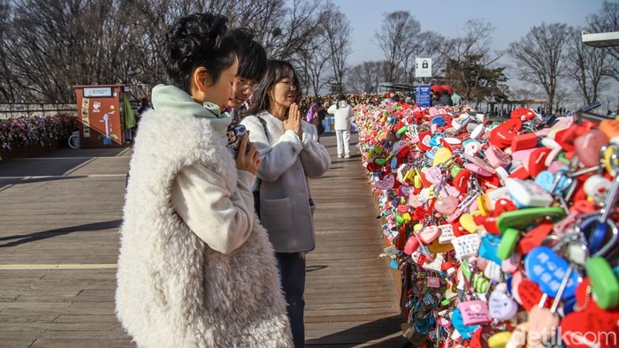 Di ujung timur Asia, Korea Selatan terus memikat wisatawan internasional dari berbagai penjuru dunia. Negeri ini tak hanya dikenal melalui gelombang budaya pop seperti K-pop dan K-drama, tetapi juga karena perpaduan harmonis antara modernitas dan warisan sejarah yang tetap terjaga