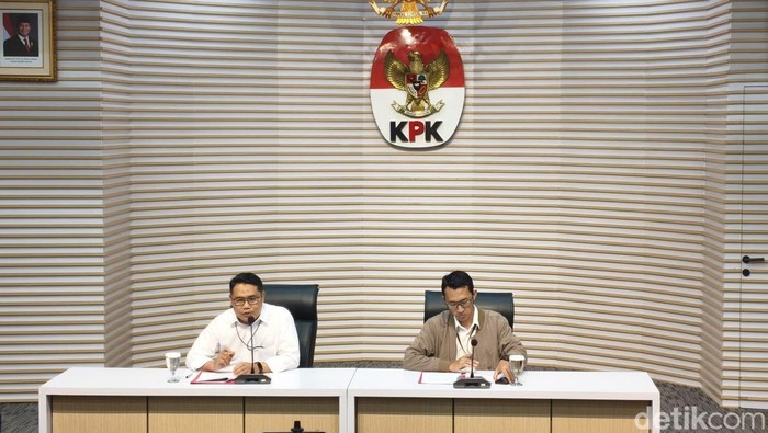 **KPK Sita Rp 610 Juta THR, Bupati Cilacap Jadi Tersangka dalam OTT Sensasional**