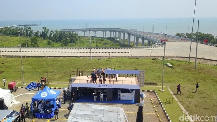 Penampakan Industropolis Coastal Rest Area Batang dilihat dari udara, Sabtu (14/3/2026).