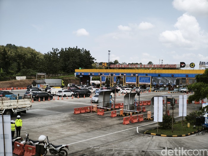 Suasana arus mudik di Gerbang Tol Kalikangkung, Kota Semarang, Sabtu (14/3/2026).
