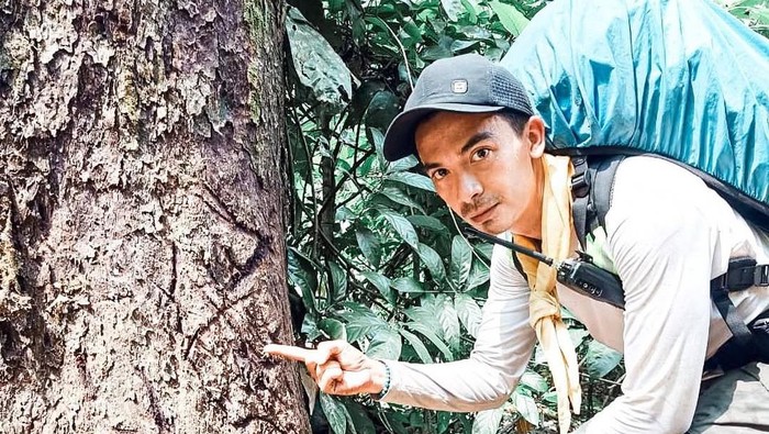 Lionil Hendrik hobi mendaki gunung.