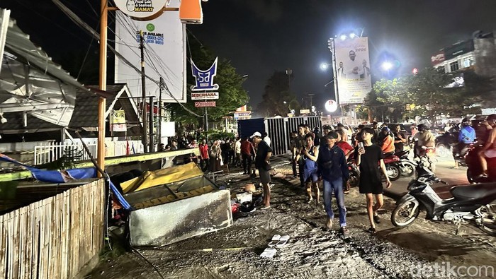 Lokasi kecelakaan truk kontainer tabrak halte dan pengemudi ojol di Palembang