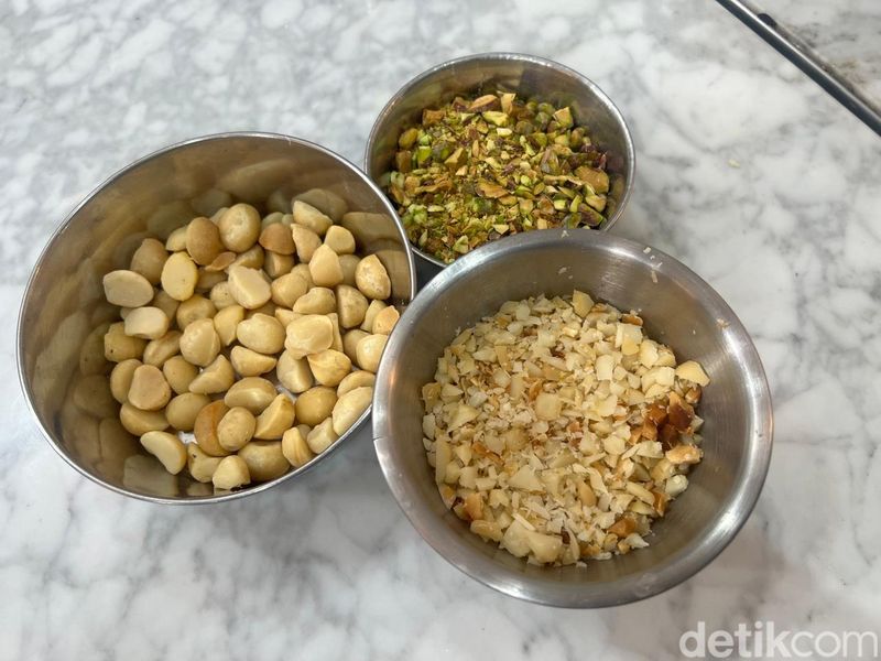 Macadamia sagu ala chef Yongki Gunawan Macadamia sagu ala chef Yongki Gunawan