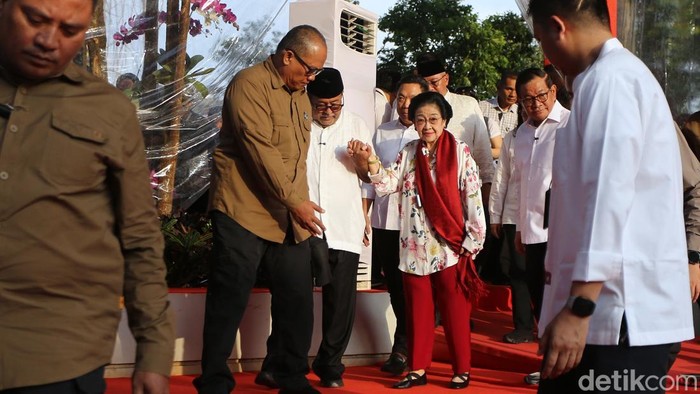 Presiden ke-5 RI Megawati Soekarnoputri bersama Gubernur DKI Jakarta Pramono Anung meresmikan Taman Bendera Pusaka di Kebayoran, Jakarta Selatan, Sabtu (14/3/2026). Terdapat patung Fatmawati Soekarno sedang menjahit bendera pusaka yang turut diresmikan dan berada dalam kompleks taman. Taman tersebut merupakan hasil penggabungan tiga taman di kawasan Jakarta Selatan, yakni Taman Ayodya, Taman Leuser, dan Taman Langsat. Kawasan tersebut memiliki luas sekitar 5,6 hektare dengan fasilitas jogging track sepanjang 1,2 kilometer, lapangan olahraga hingga area rekreasi.