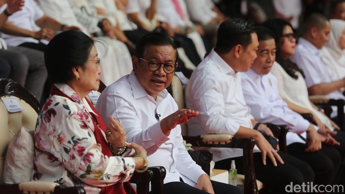 Megawati-Pramono Resmikan Taman Bendera Pusaka Presiden ke-5 RI Megawati Soekarnoputri bersama Gubernur DKI Jakarta Pramono Anung meresmikan Taman Bendera Pusaka di Kebayoran, Jakarta Selatan, Sabtu (14/3/2026). Terdapat patung Fatmawati Soekarno sedang menjahit bendera pusaka yang turut diresmikan dan berada dalam kompleks taman. Taman tersebut merupakan hasil penggabungan tiga taman di kawasan Jakarta Selatan, yakni Taman Ayodya, Taman Leuser, dan Taman Langsat. Kawasan tersebut memiliki luas sekitar 5,6 hektare dengan fasilitas jogging track sepanjang 1,2 kilometer, lapangan olahraga hingga area rekreasi.