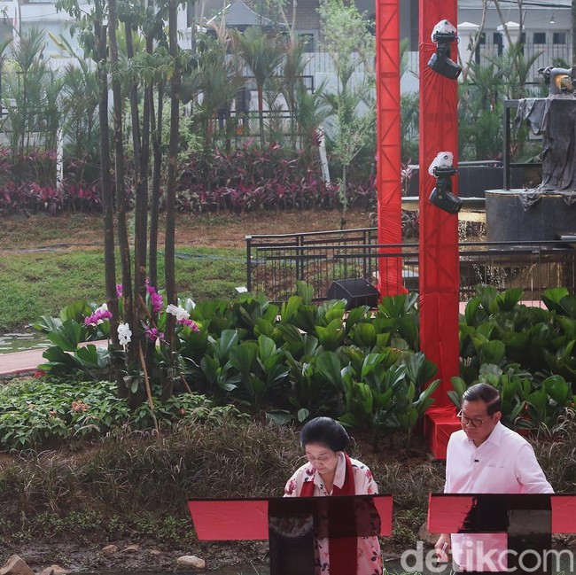 Megawati-Pramono Resmikan Taman Bendera Pusaka