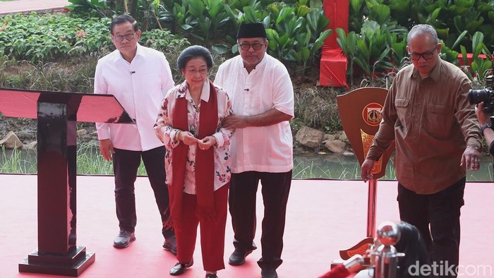 Megawati-Pramono Resmikan Taman Bendera Pusaka Presiden ke-5 RI Megawati Soekarnoputri bersama Gubernur DKI Jakarta Pramono Anung meresmikan Taman Bendera Pusaka di Kebayoran, Jakarta Selatan, Sabtu (14/3/2026). Terdapat patung Fatmawati Soekarno sedang menjahit bendera pusaka yang turut diresmikan dan berada dalam kompleks taman. Taman tersebut merupakan hasil penggabungan tiga taman di kawasan Jakarta Selatan, yakni Taman Ayodya, Taman Leuser, dan Taman Langsat. Kawasan tersebut memiliki luas sekitar 5,6 hektare dengan fasilitas jogging track sepanjang 1,2 kilometer, lapangan olahraga hingga area rekreasi.