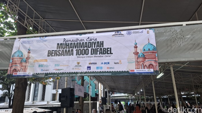 Mendikdasmen Abdul Mu'ti berbuka bersama siswa siswi disabilitas di masjid area Kemendikdasmen