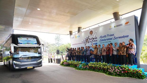 Menteri Imipas Agus Andrianto melepas rombongan pegawai yang Mudik Bareng Kemenimipas.