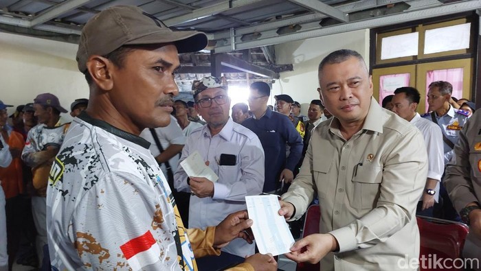 Menteri Perhubungan, Dudy Purwagandhi saat menyerahkan bantuan kompensasi bagi penarik becak di Cirebon