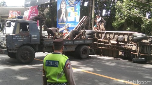 Mobil boks terguling di Jalur Denpasar-Gilimanuk tepatnya di Banjar Dinas Penyalin, Desa Samsam, Kecamatan Kerambitan, Tabanan, Sabtu (14/3/2026).