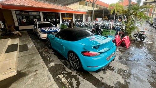 Mobil Porsche yang digunakan DR untuk melakukan aksi drift di Simpang Pratama, Nusa Dua, Jumat (13/3/2026). Dok: Polresta Denpasar