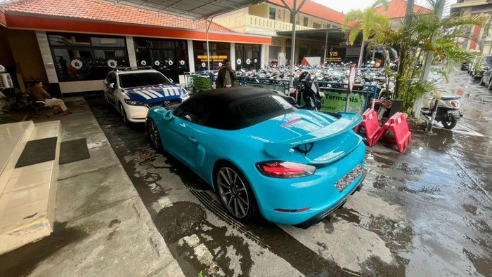Mobil Porsche yang digunakan DR untuk melakukan aksi drift di Simpang Pratama, Nusa Dua, Jumat (13/3/2026). Dok: Polresta Denpasar