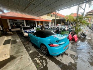 Bule Rusia Drift Mobil Porsche di Nusa Dua, Berurusan dengan Polisi Kemudian