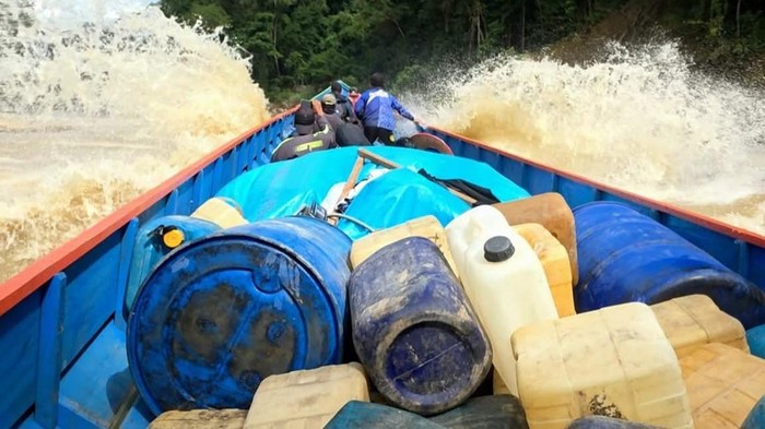 Motoris Longboat saat menaklukkan Sungai Bahau