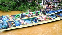 Menurutnya, hampir semua kebutuhan di daerah Bahau dan Pujungan diangkut menggunakan long boat. Terutama barang-barang yang tidak bisa dibawa menggunakan pesawat karena kapasitas pesawat tidak memadai untuk ukuran besar.