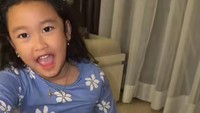 Mutia Ayu senang putri semata wayangnya gak banyak drama saat bangun sahur. Hebat, Gewa! Foto: TikTok @mutia_ayuu