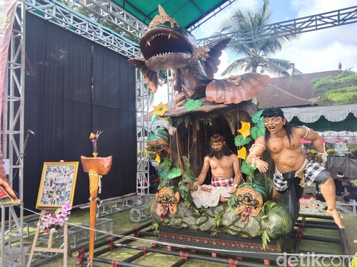 Ogoh-ogoh Bhisama Kepandean yang digarap STT Tri Puspajati, Banjar Lebah, Desa Tista, Kecamatan Kerambitan yang menceritakan pantangan leluhur warga Pande, Sabtu (14/3/2026). (Krisna Pradipta)