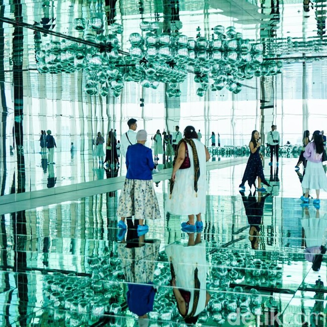 Seni dan Panorama Kota Menyatu di Pameran Mirror & Lights