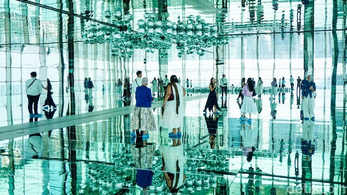 Pengunjung melihat pameran seni bertajuk “Mirror & Lights” yang digelar oleh Ganara Art bersama UPfinity di Thamrin Nine, lantai 85, Jakarta, Sabtu (14/3/2026). Kegiatan ini mengajak pengunjung menikmati pengalaman seni di ketinggian dengan latar panorama ibu kota.