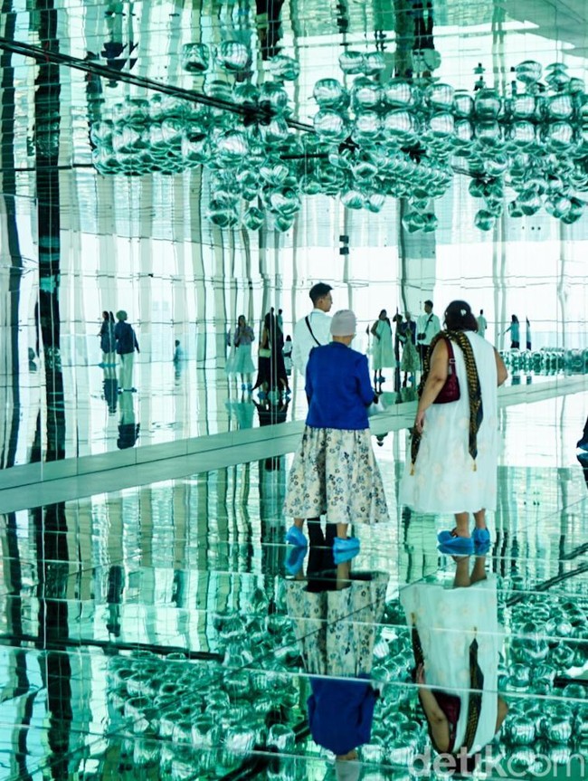 Seni dan Panorama Kota Menyatu di Pameran Mirror & Lights