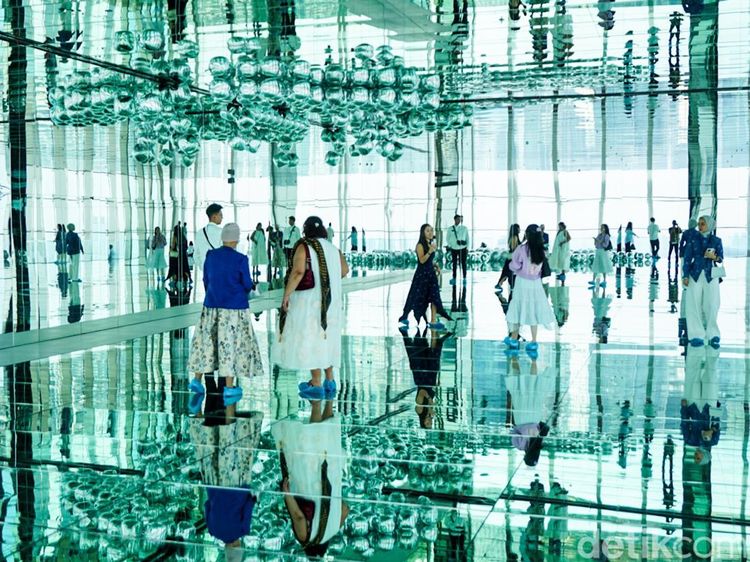 Seni dan Panorama Kota Menyatu di Pameran Mirror & Lights