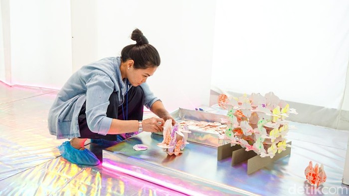 Pengunjung melihat pameran seni bertajuk “Mirror & Lights” yang digelar oleh Ganara Art bersama UPfinity di Thamrin Nine, lantai 85, Jakarta, Sabtu (14/3/2026). Kegiatan ini mengajak pengunjung menikmati pengalaman seni di ketinggian dengan latar panorama ibu kota.